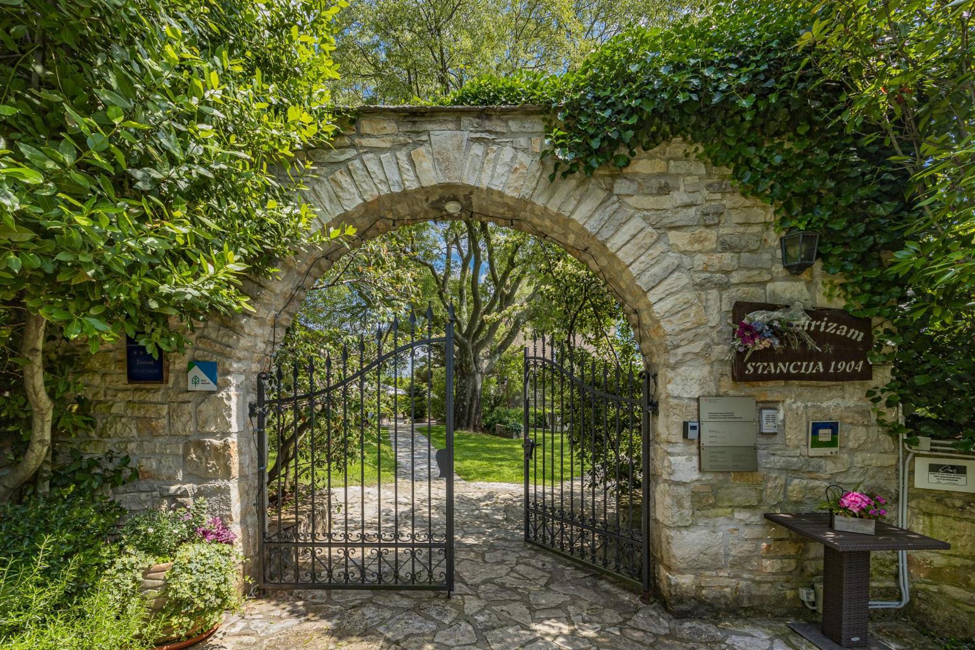 Boutique B&B Stancija 1904 Adults Only Svetvincenat Luaran gambar